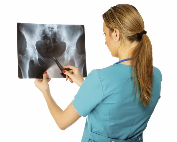 Kvinnliga Läkare Undersöka Röntgenbilden Fokus Ligger Röntgenbilden Isolerad Vit Bakgrund — Stockfoto