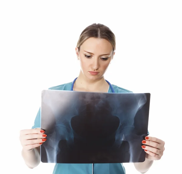 여성 의사가 검사 엑스레이 이미지 — 스톡 사진