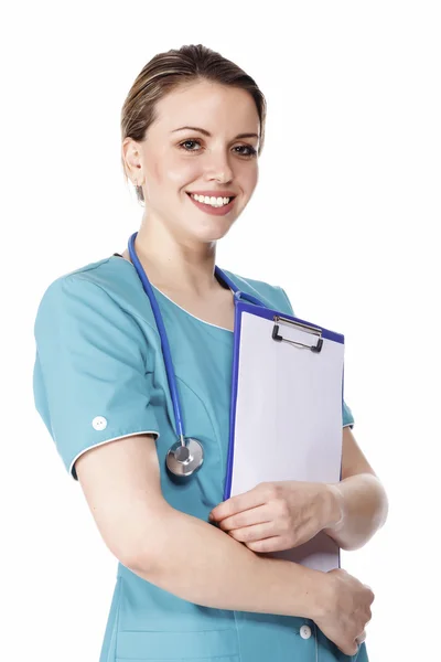 Médica sorridente segurando uma prancheta contra branco — Fotografia de Stock