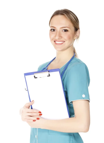 Uśmiechnięta kobieta lekarz przytrzymanie schowka — Zdjęcie stockowe