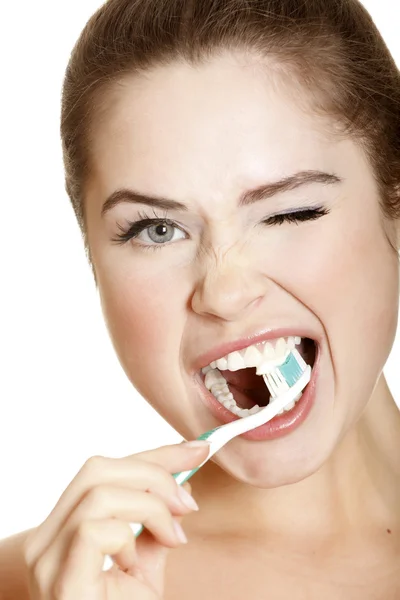 Ung dam borsta hennes tänder — Stockfoto