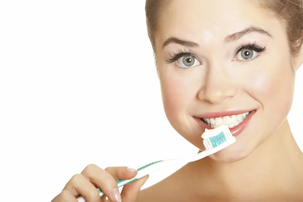 Güzel kız dişlerini fırçalıyor. — Stok fotoğraf