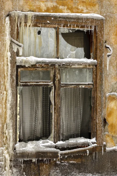 Janela da casa abandonada — Fotografia de Stock