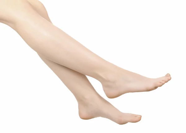 ほっそりと長い美しい女性の足 — ストック写真
