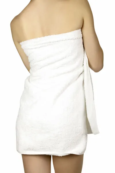 Mujer envuelta en una toalla posando sobre fondo blanco —  Fotos de Stock