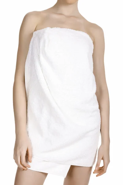 Kvinna insvept i en handduk som poserar på vit bakgrund — Stockfoto