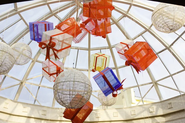 Verschiedene Geschenkboxen unter dem Glasdach des Einkaufszentrums — Stockfoto