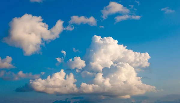 Nubi bianche di cumulo soffice su un cielo blu — Foto Stock