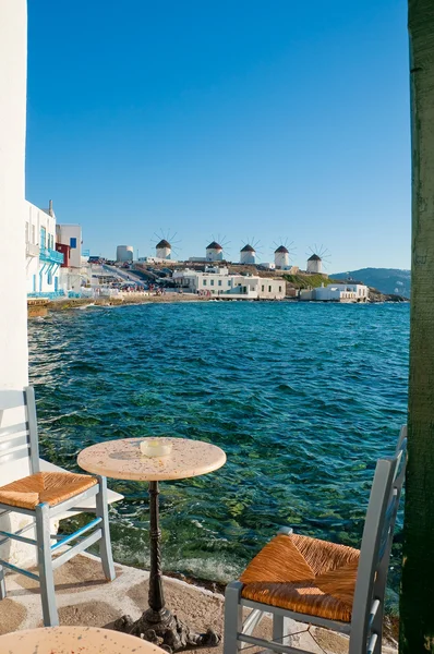 Mykonos Adası'nın ünlü yel değirmenlerine görünümünü — Stok fotoğraf