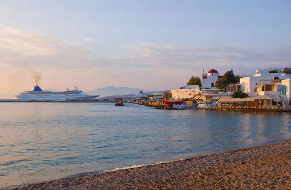 Zonsondergang op het eiland mykonos - het schip in de haven, taverne — Stockfoto