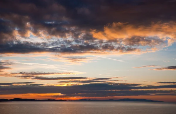 Pôr do sol colorido no mar com belas nuvens  ... — Fotografia de Stock