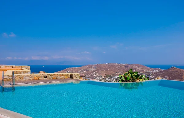 Piscina azul em um fundo de céu e mar na Grécia . — Fotografia de Stock