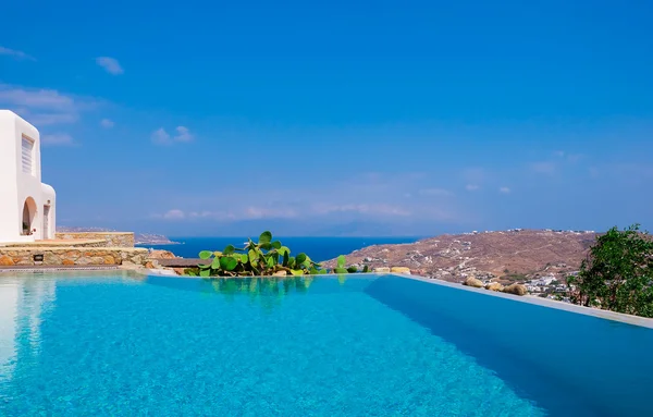 Blue Pool vicino all'hotel su uno sfondo di mare — Foto Stock