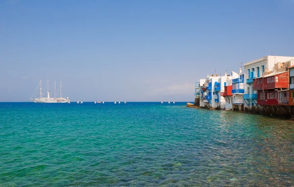 Little Venice on Mykonos and the cruise boat — Stock Photo, Image