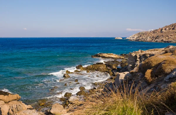 Rocas y piedras en el mar azul en el oleaje  ... — Foto de Stock