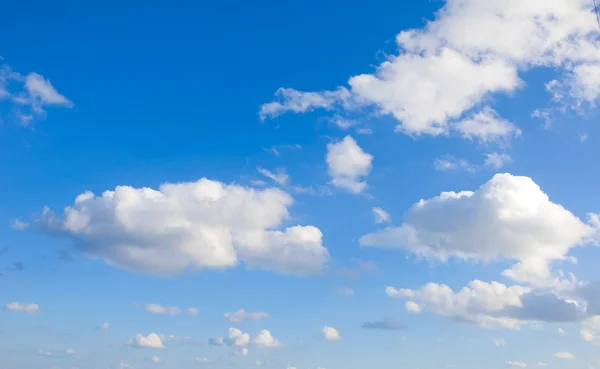 Alb pufos cumulus nori pe un cer albastru — Fotografie, imagine de stoc