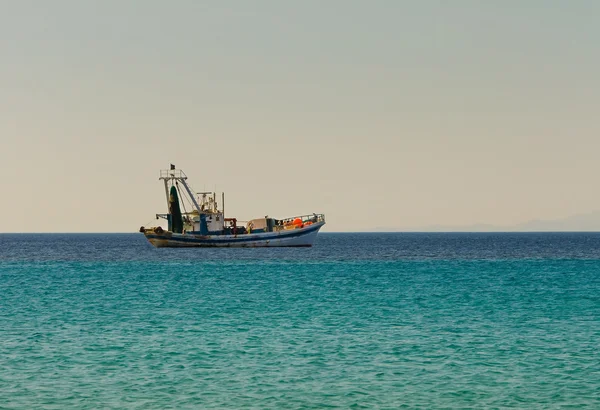 Fishing boat goes to fish in the evening — Stock Photo, Image