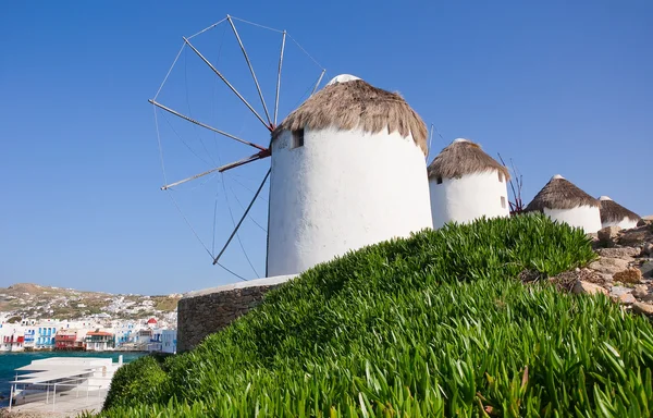 Anzahl der Windmühlen am Hang mit Gras — Stockfoto