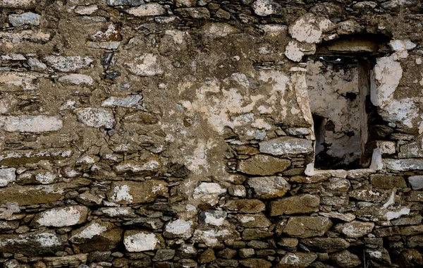 抽象的な背景 - ウィンドウを持つ古い荒い石の壁。テクスチャ — ストック写真