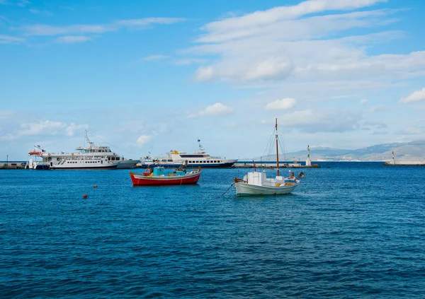 Barcos de pesca en la bahía marina en la isla de Mykonos —  Fotos de Stock
