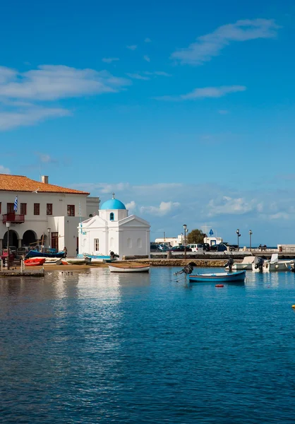 Kerk op mykonos door de zee, omgeven door boten — Stockfoto