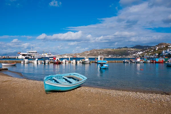 Bateaux de pêche dans la baie de Chora Mykonos en attente dans la mer  ... — Photo