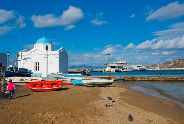 Kościół na mykonos przez morza, otoczony łodzi — Zdjęcie stockowe