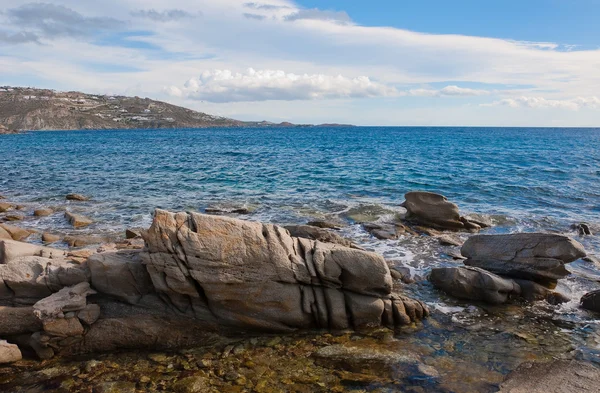 Skały i kamienie w błękitne morze w surf... Grecja. — Zdjęcie stockowe