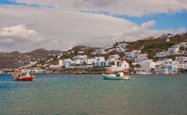 Mikonos Limanı içinde balıkçı teknesi