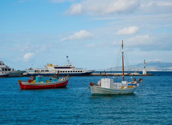Łodzie rybackie w zatoce morskiej na wyspie mykonos — Zdjęcie stockowe