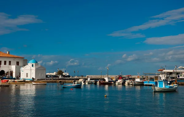 米科诺斯岛镇与渔船上湾 — 图库照片