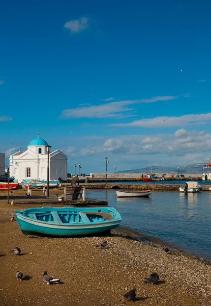 Písečná pláž s rybářskými čluny a slavný kostel — Stock fotografie