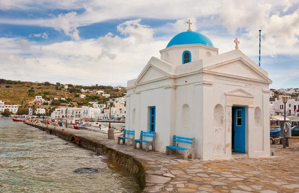 Kostel na ostrově mykonos blízko mola. Řecko. — Stock fotografie