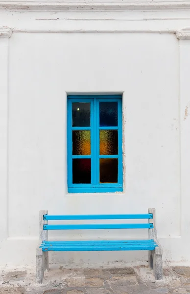 Het blauwe venster met gekleurd glas en marmer Houten bench. — Stockfoto