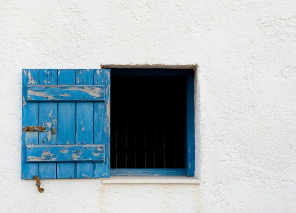 La vieja ventana abierta con persianas azules. Contexto . — Foto de Stock