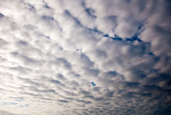 Kupovité mraky na obloze. pozadí. — Stock fotografie