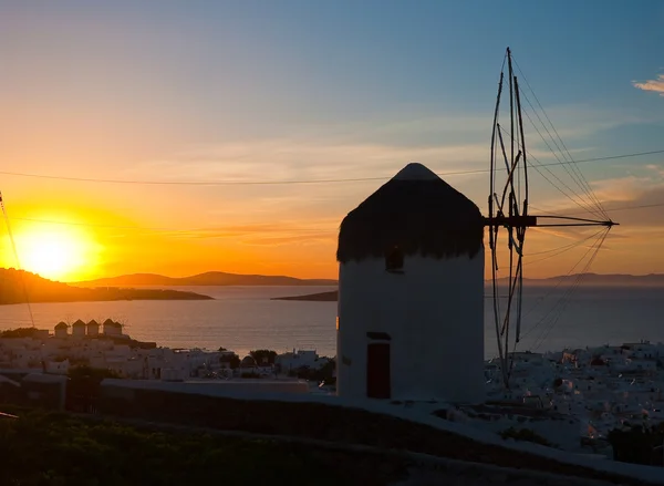 A híres szélmalom oldalán a sziget mykonos naplementekor — Stock Fotó