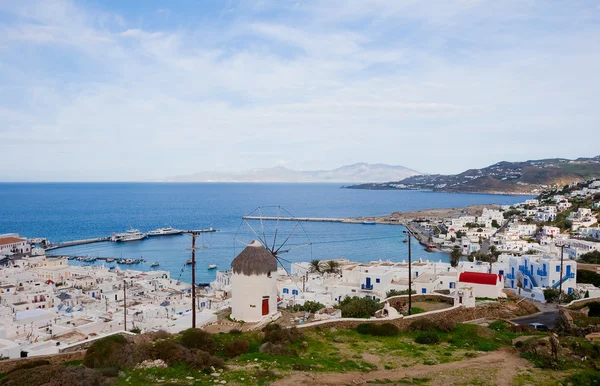 Il famoso mulino a vento sopra la città di Mykonos — Foto Stock
