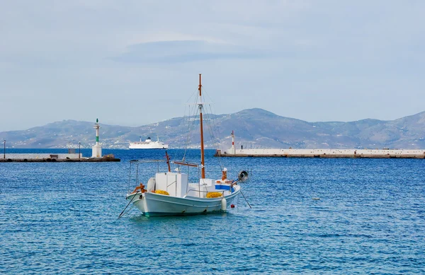Witte vissersboot in de blauwe zee anker. — Stockfoto