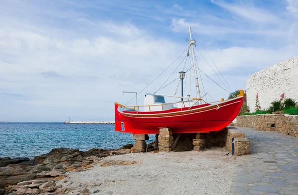 El famoso barco-restaurante rojo en la isla de Mykonos —  Fotos de Stock
