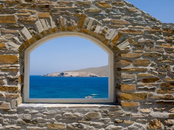 Arched window overlooking the sea. — Stock Photo, Image