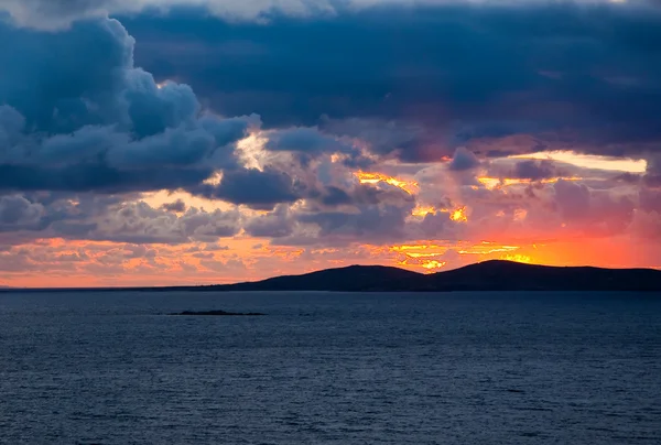 Pôr do sol colorido entre as nuvens escuras nas ilhas — Fotografia de Stock