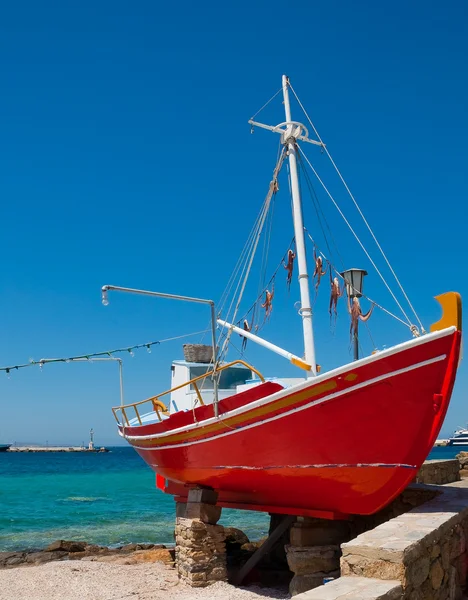 Знаменитий червоний човновий ресторан з восьминогом на тлі моря — стокове фото