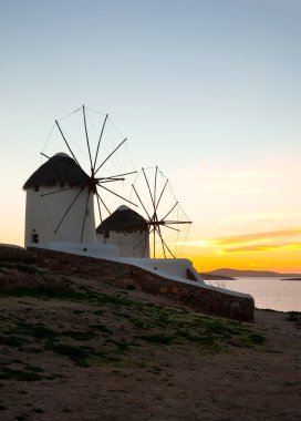 birkaç gün batımında Mykonos Adası ünlü yel değirmenleri.