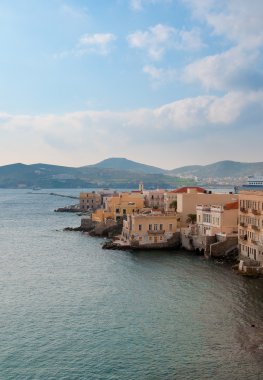 Yunanistan ada Syros deniz boyunca ev sahipliği yapmaktadır.