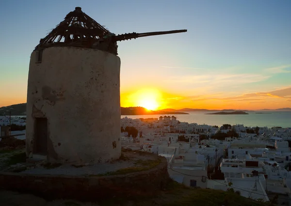 O famoso moinho de vento no lado da ilha de Mykonos ao pôr do sol e vista — Fotografia de Stock
