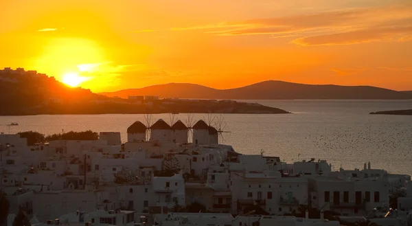 Draufsicht auf die Stadt Mykonos mit Windmühlen bei Sonnenuntergang. Griechenland. — Stockfoto