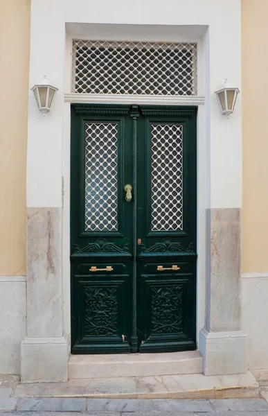 Klasszikus zöld utcai ajtó fehér fények — Stock Fotó
