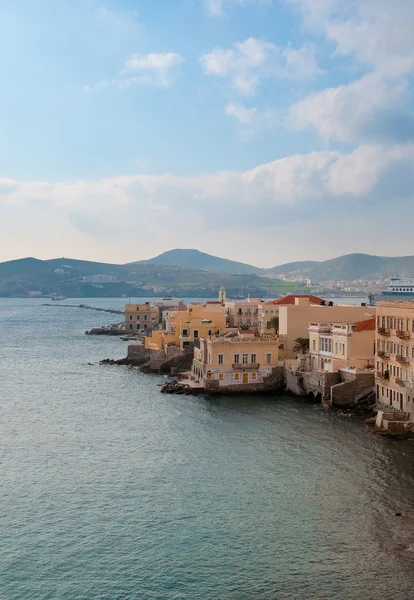 Domy podél moře na ostrově syros v Řecku — Stock fotografie
