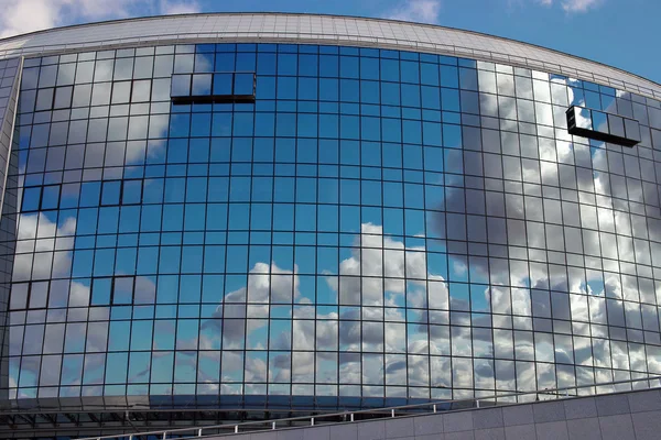 De reflectie van de hemel in windows van modern gebouw. achtergrond. — Stockfoto
